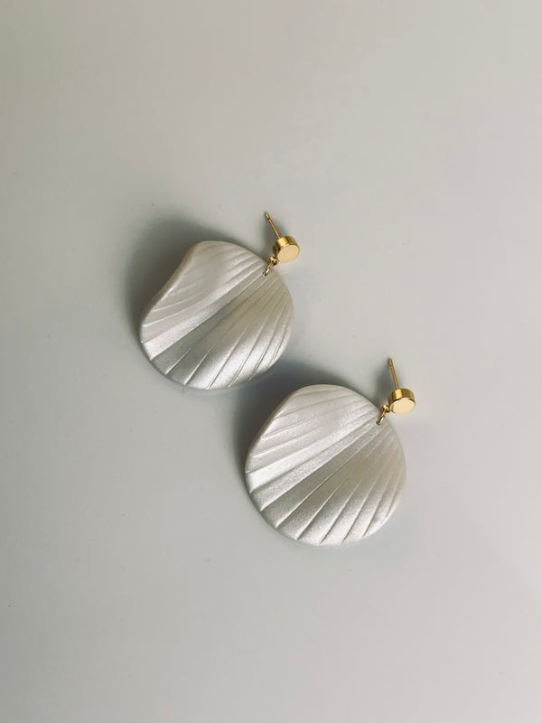 Elegant shell dangle earring – hypoallergenic and lightweight
